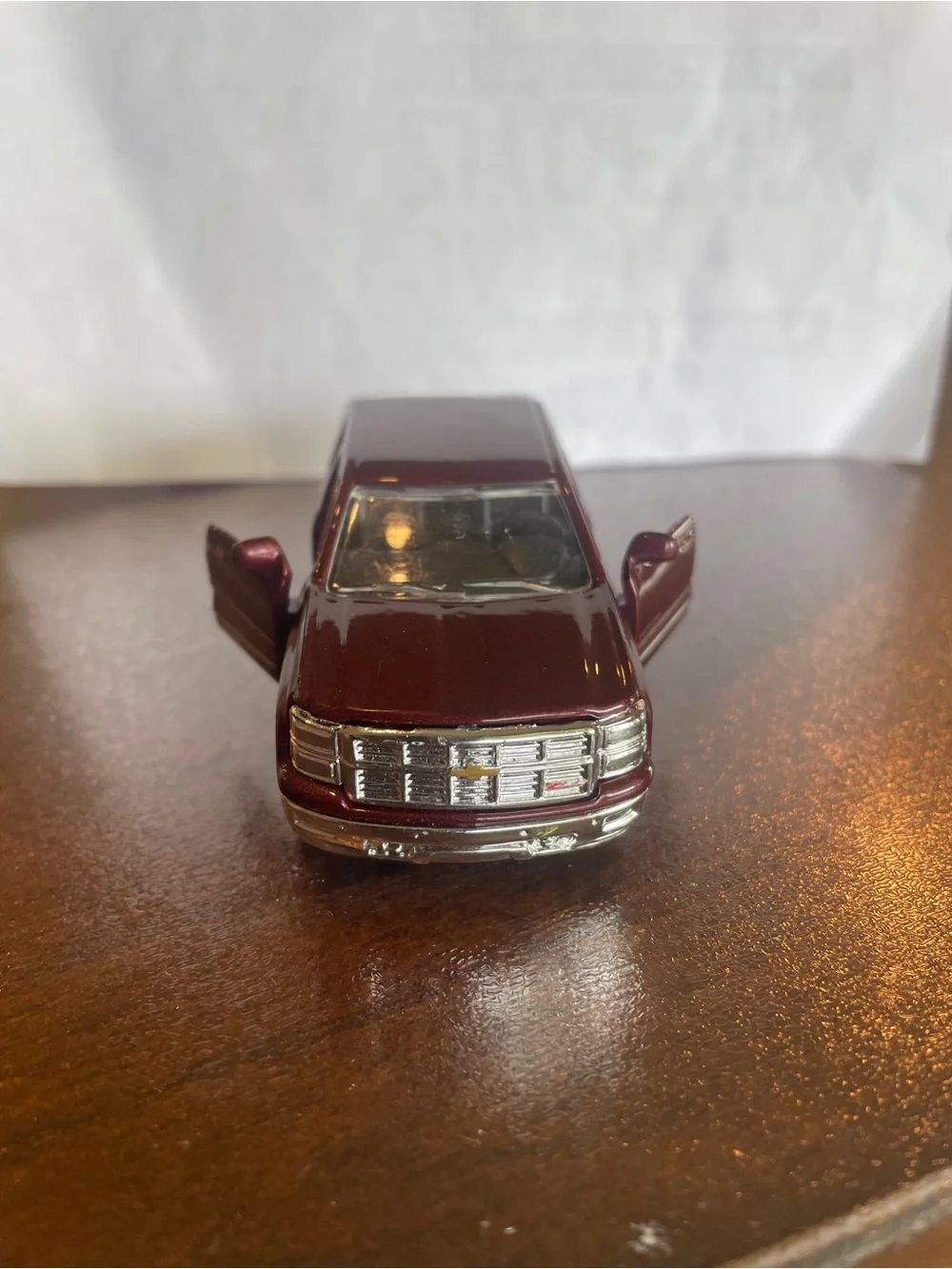 2014 Chevy Silverado 1500 Z71 MAISTO 1:52 scale,Pull Back ,opening Doors.